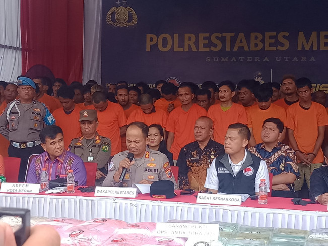 Kasat Narkoba Polrestabes Medan, AKBP Thommy Aruan (kanan). [FT News]